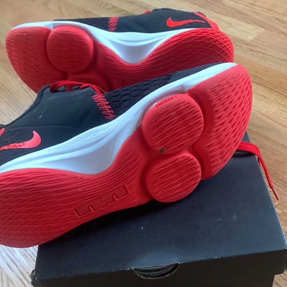 Lebron witness V basketball shoe like new - Picture 7 of 8
